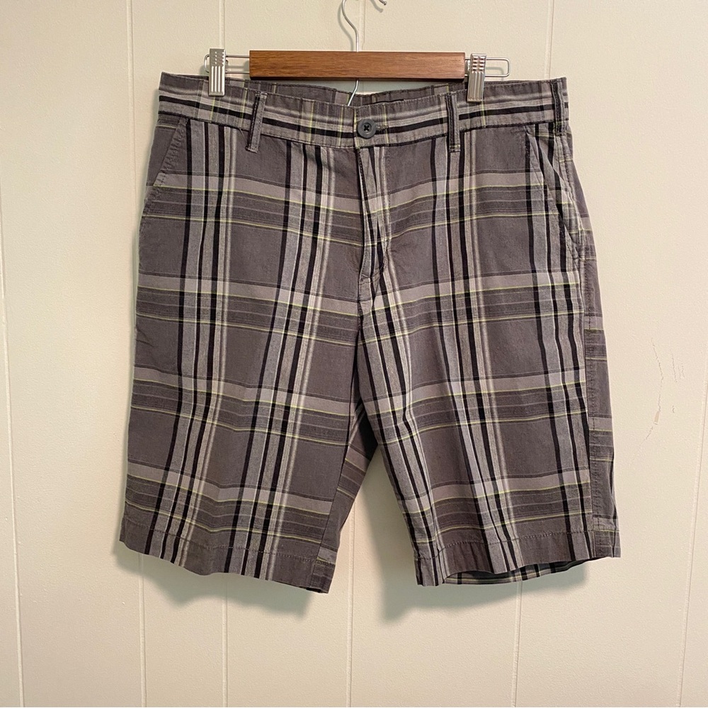 Retrofit Men’s Plaid Shorts in Gray, Black with Green Stripe.  Zipper Front. 34